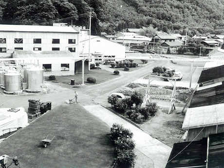 昭和48年当時の工場と社屋の写真
